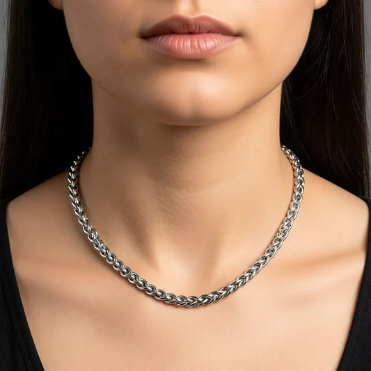 Aramat Jewels zilverkleurige RVS vossenstaart halsketting van 50 cm en 8 mm breed gedragen als statement sieraad.