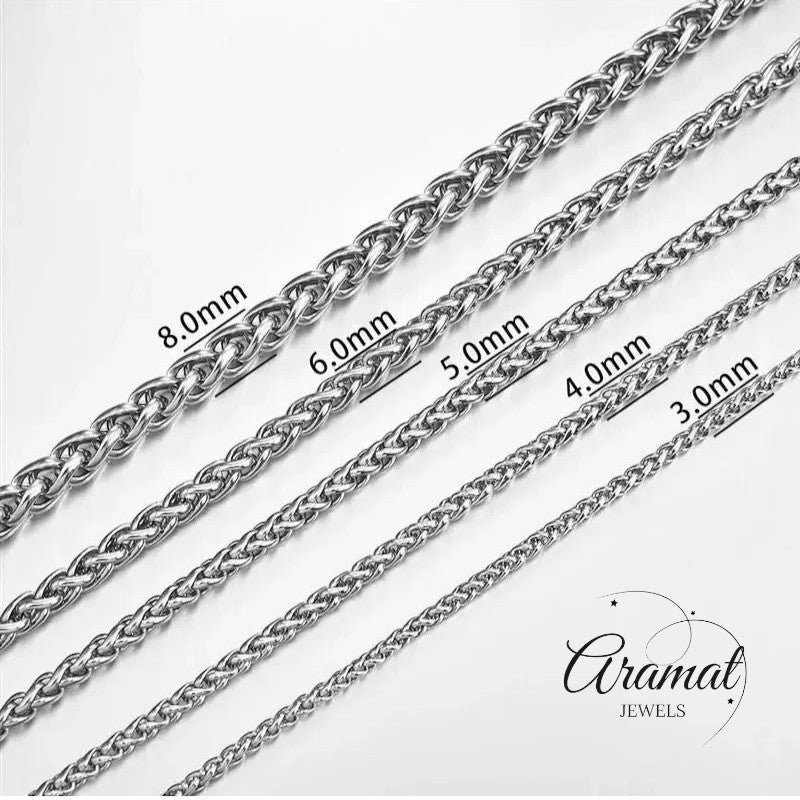 Aramat Jewels zilverkleurige RVS vossenstaart ketting van 6 mm breed naast andere foxtail schakelkettingen.