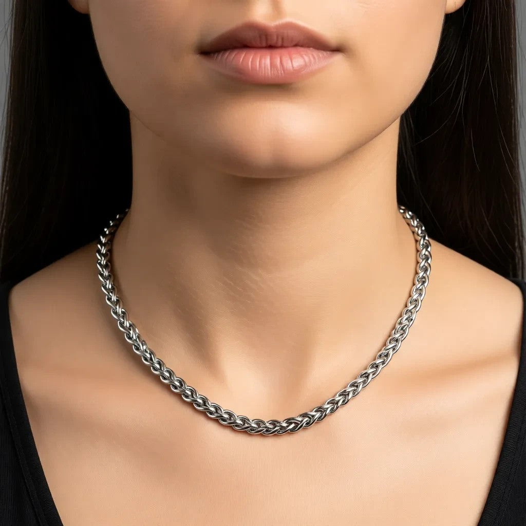 Aramat Jewels zilverkleurige RVS vossenstaart ketting van 45 cm en 8 mm breed gedragen als statement sieraad.