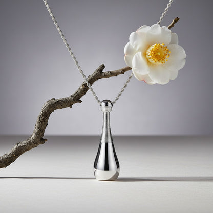 Aramat Jewels silver-colored cone-shaped 316L steel cremation pendant with a rope chain. The pendant has a screw closure and measures 4cm.