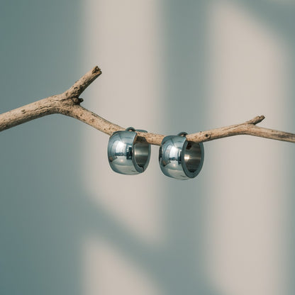 Aramat Jewels small silver-colored stainless steel hoop earrings, 13mm diameter, 7mm width, polished finish.
