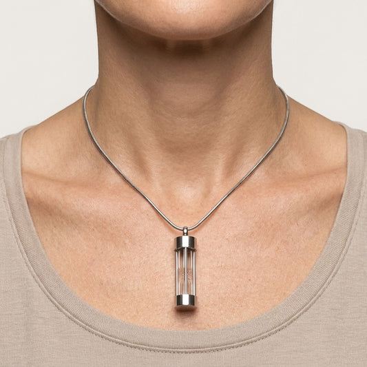 Aramat Jewels zilverkleurige stalen ashanger in zandloper design, 4,5cm, met schroefsluiting voor as.