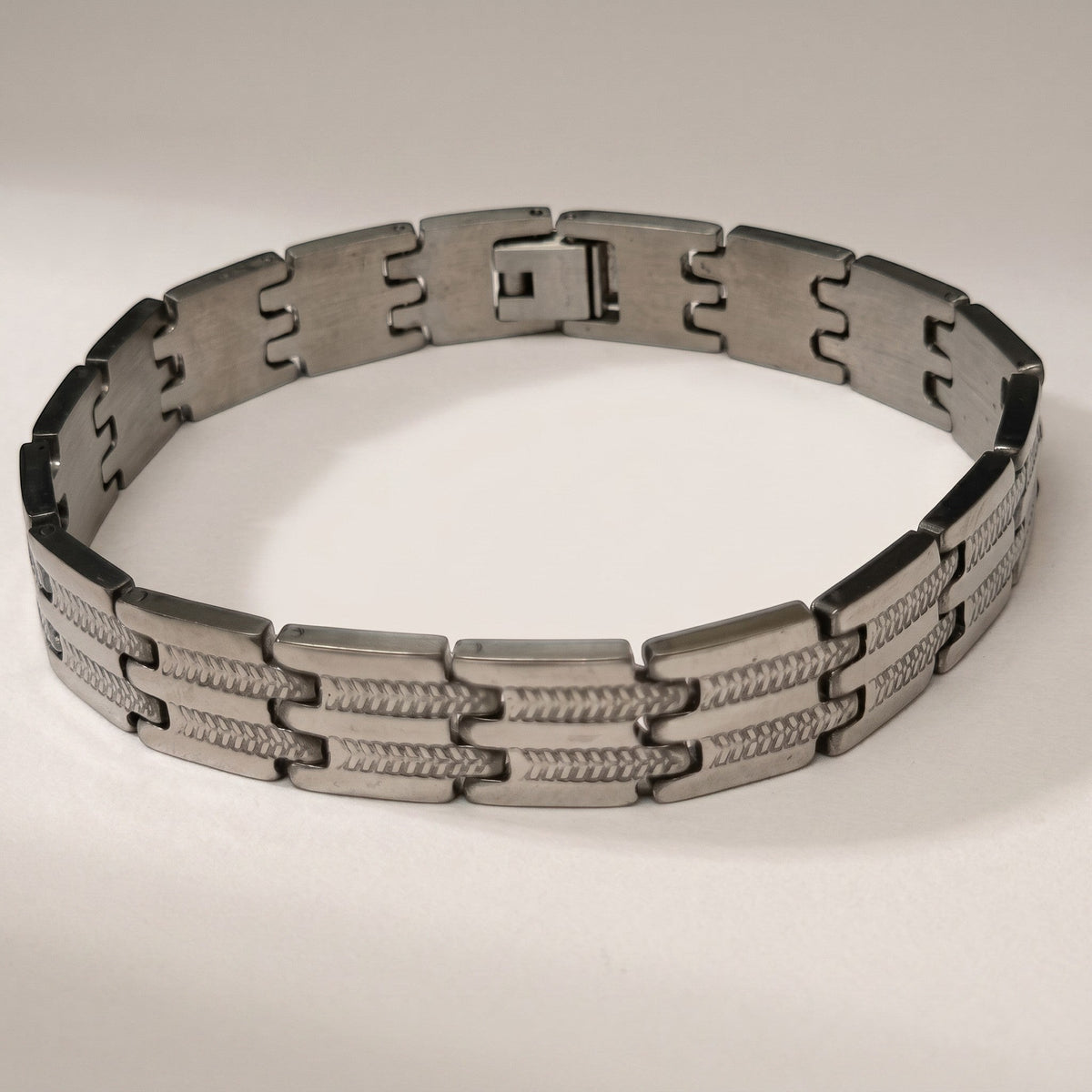 Aramat Jewels zilverkleurige stalen schakelarmband met fantasiepatroon, 21cm lang en 11mm breed.