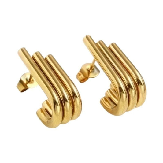 Aramat Jewels goudkleurige triple oorstekers met drie staafjes in een halve hoepel design van roestvrij staal.