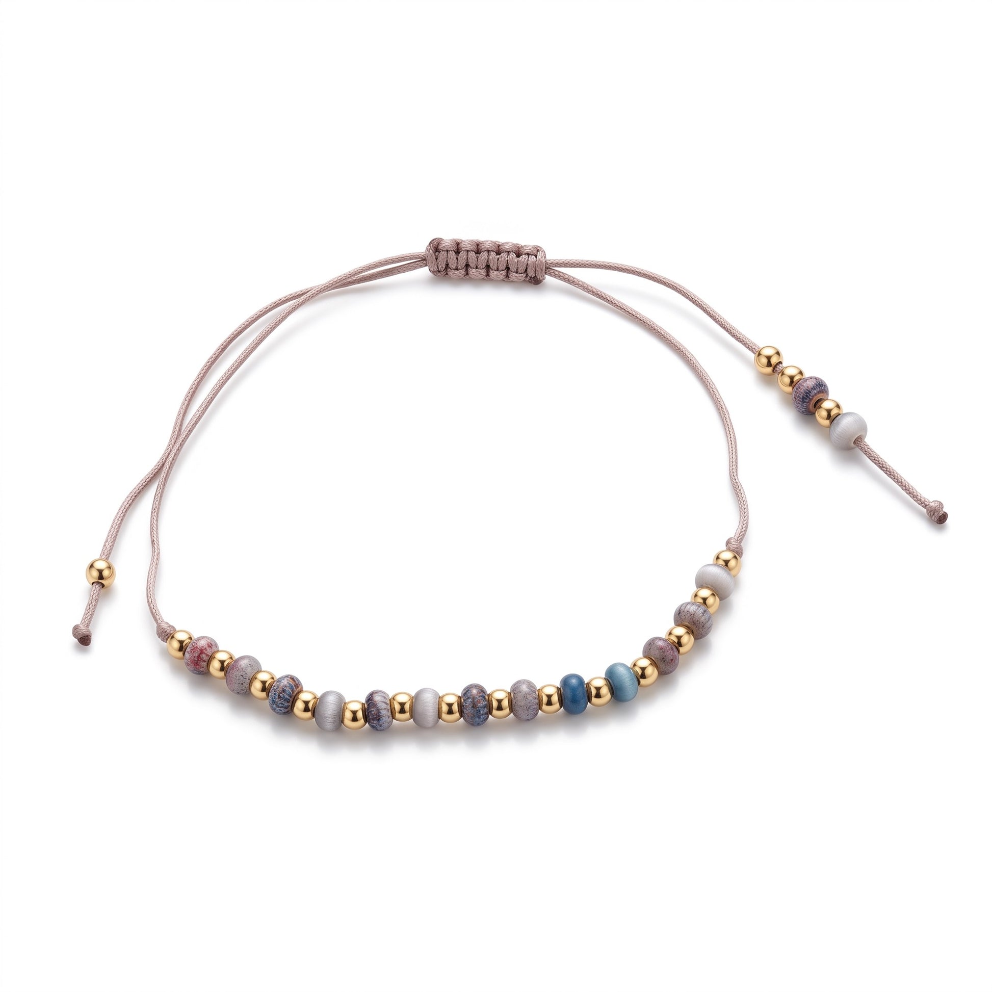 Aramat Jewels verstelbaar enkelbandje met cats eye kralen en goudkleurige accenten op een beige touwtje.