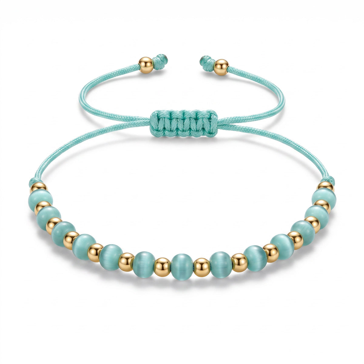 Aramat Jewels verstelbaar enkelbandje met lichtblauwe cats eye kralen en gouden accenten op een turquoise touwtje.