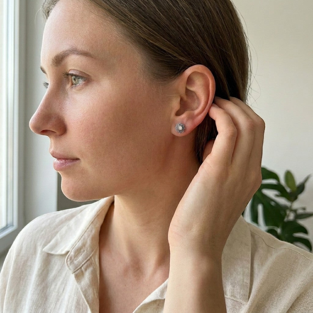 Aramat Jewels zilveren bloem oorknopjes met witte cat eye steen, 7mm