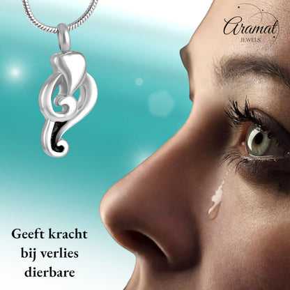 Aramat Jewels zilverkleurige fantasie ashanger van 316L edelstaal met een hartvormig detail. Waterbestendig.