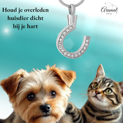 Aramat Jewels zilverkleurige hoefijzer ashanger met steentjes, symbool voor geluk en gedenken van huisdieren.