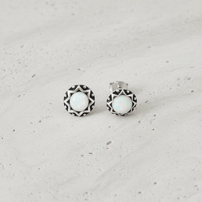 Aramat Jewels Sterling Zilver Bali Oorstekers met witte opaal, 9mm rond, geoxideerd, etnisch design.