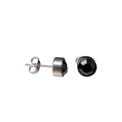 Aramat Jewels zilverkleurige oorstekers met een 8mm zwart kristal, gemaakt van roestvrij staal.