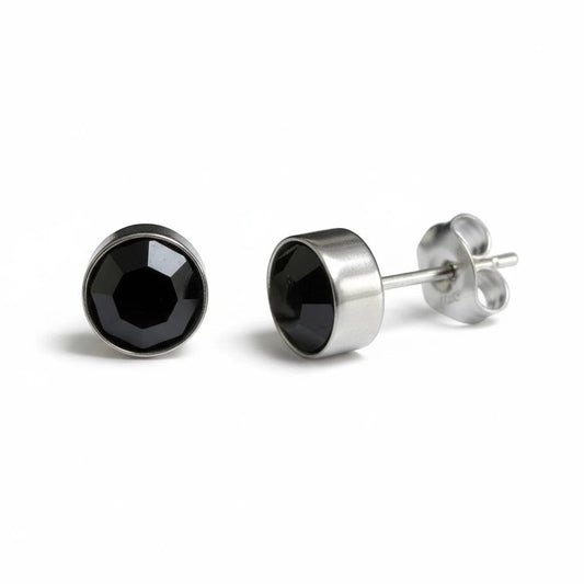 Aramat Jewels zilverkleurige oorstekers met 8mm zwart kristal, gemaakt van roestvrij staal.