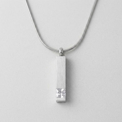 Aramat Jewels zilverkleurige stalen staaf ashanger met zirkonia steen, minimalistisch en elegant.