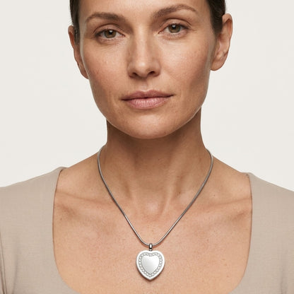 Aramat Jewels zilverkleurige hartvormige ashanger met een rand van transparante zirkonia steentjes.