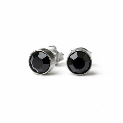 Aramat Jewels zilverkleurige oorstekers met diepzwarte kristallen van 8mm, gemaakt van roestvrij staal.