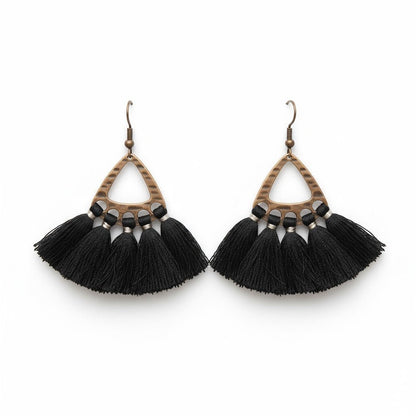 Aramat Jewels boho oorhangers met zwarte kwastjes en een bronskleurig metalen frame in een driehoekig design.