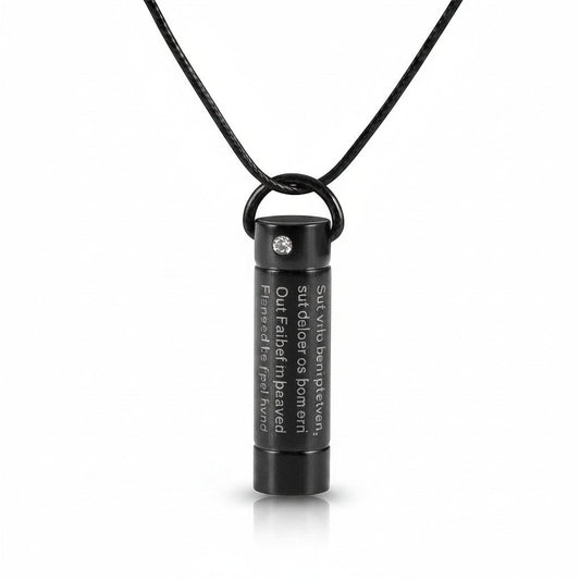 Aramat Jewels zwarte buisvormige crematiehanger van roestvrij staal met gebedstekst, 3x0,9cm.