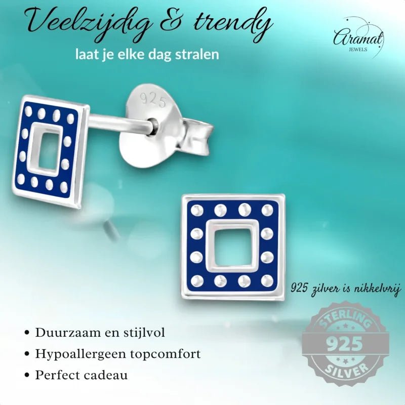 Vierkante zilveren oorbellen met blauw emaille en kleine zilveren stippen.