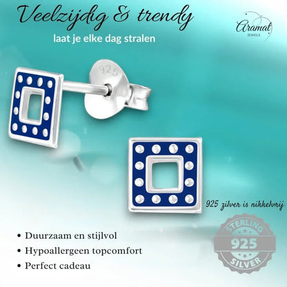 Vierkante zilveren oorbellen met blauw emaille en kleine zilveren stippen.