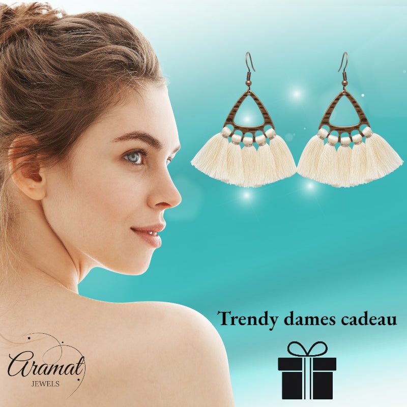Boho Oorhangers Kwastjes Creme 55x30mm - Aramat Jewels - Oorbellen - cadeautip