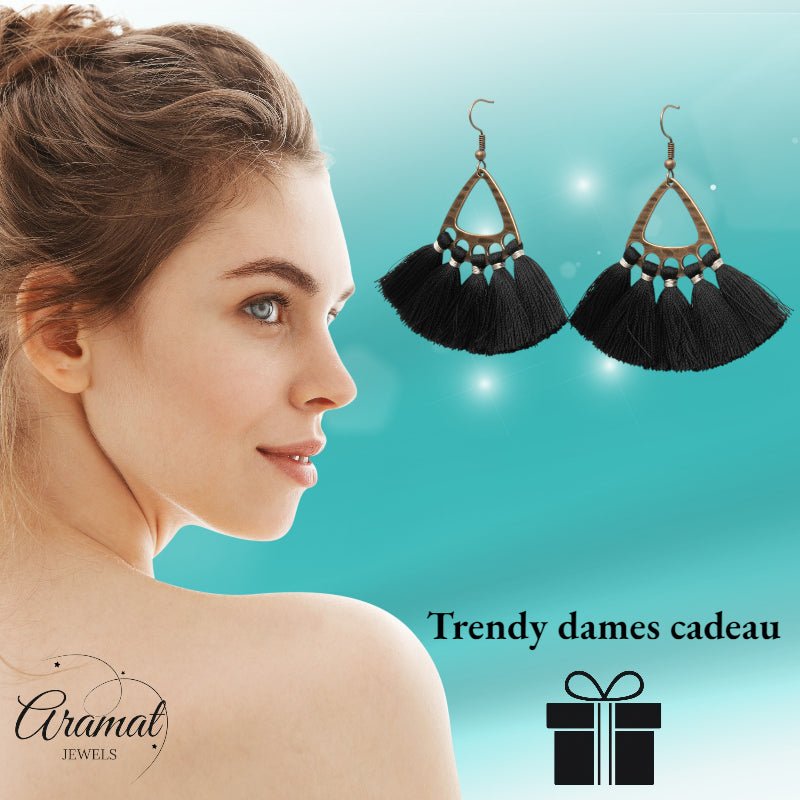 Boho Oorhangers met Kwastjes – Zwart 55x30mm - Aramat Jewels - Oorbellen - cadeautip