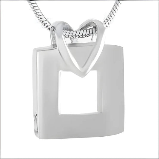 Een witte vierkante hanger met een hart erop