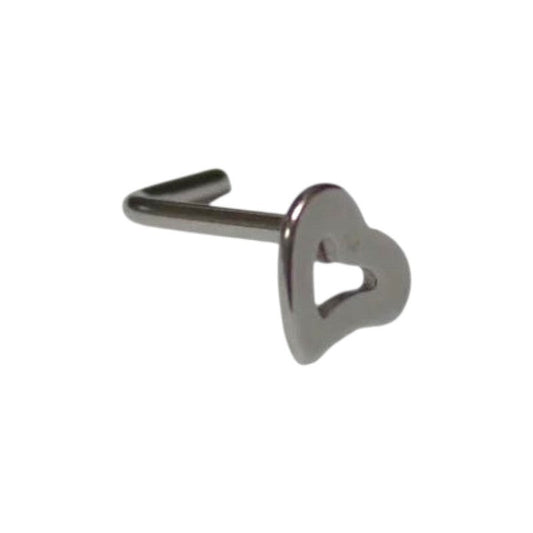 Hartvormige neusknoop of piercingsieraden van donker metaal.