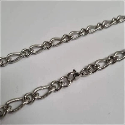 Een zilveren ketting met een slotje eraan