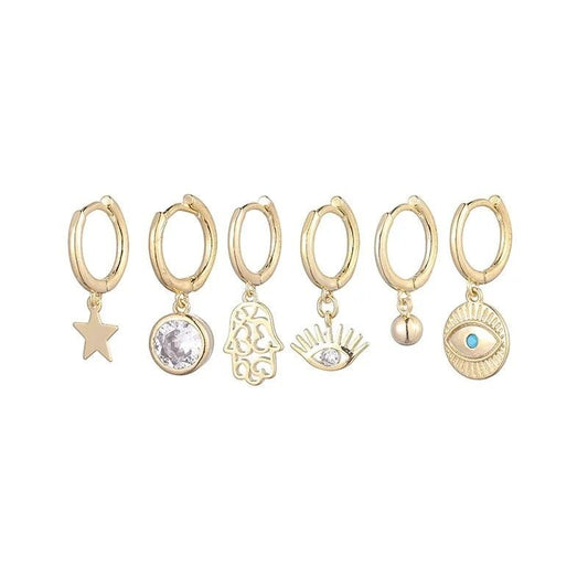 Een set van vijf gouden oorbellen met bedels