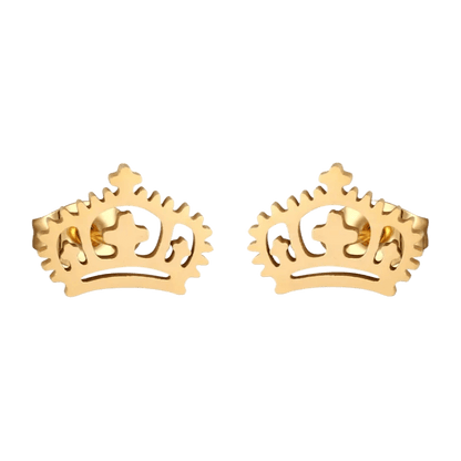 Gouden kroonvormige oorbellen met decoratieve uitgesneden details.