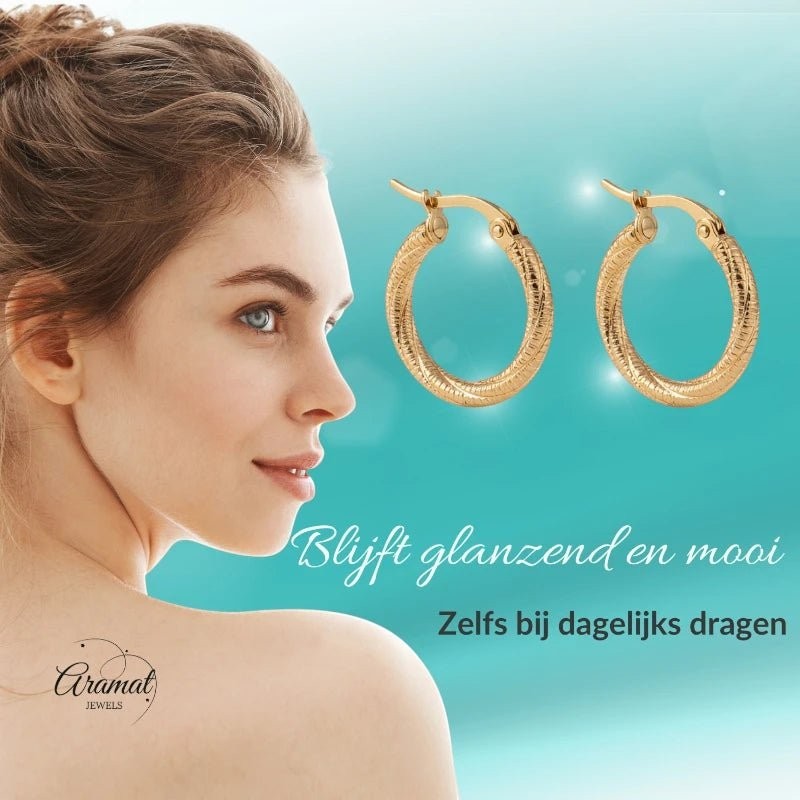 Goudkleurige Gedraaide RVS Hoepeloorbellen - Gediamanteerd - 20 mm - Aramat Jewels - Oorringen - cadeautip