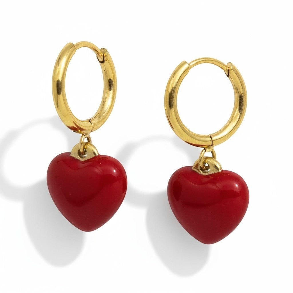Goudkleurige Huggie Oorringen met Rood Hartje - Aramat Jewels - Oorringen - cadeautip