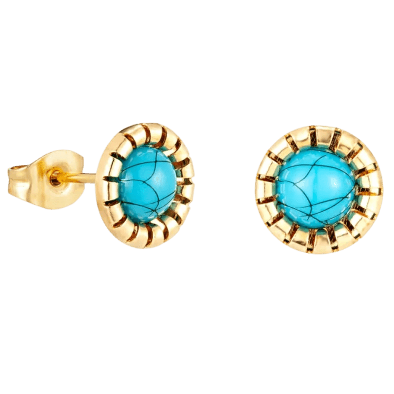 Paar gouden oorbellen met ronde turquoise stenen in het midden.