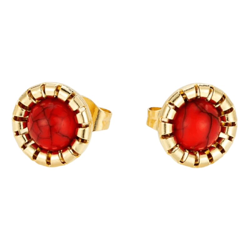 Paar gouden oorbellen met ronde rode edelstenen.