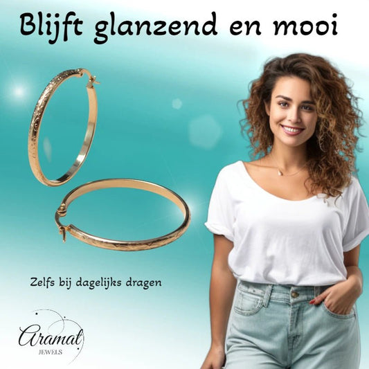 Goudkleurige RVS Hoepeloorbellen met Bloemmotief - 40 mm - Aramat Jewels - Oorringen - cadeautip