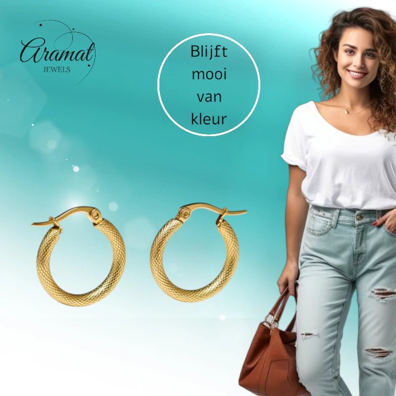 Goudkleurige RVS Hoepeloorbellen met Textuur - 18 mm - Aramat Jewels - Oorringen - cadeautip