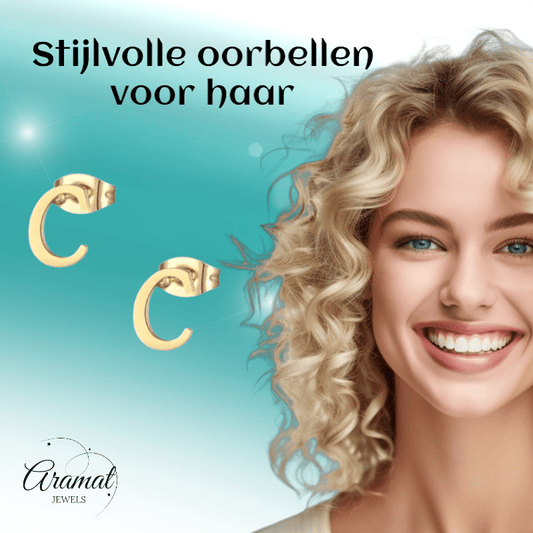 Goudkleurige RVS oorstekers Letter C - Aramat Jewels - Oorbellen - cadeautip