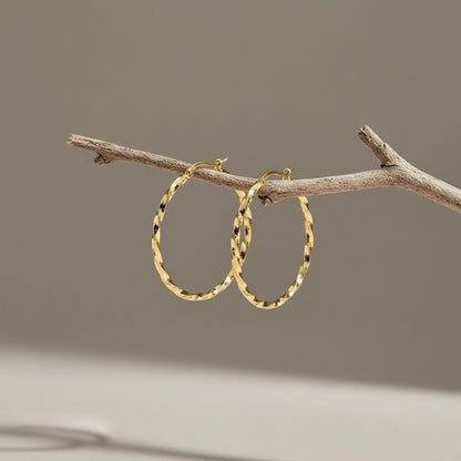 Goudkleurige RVS Swirl Hoepeloorbellen - 35 mm - Aramat Jewels - Oorbellen - cadeautip