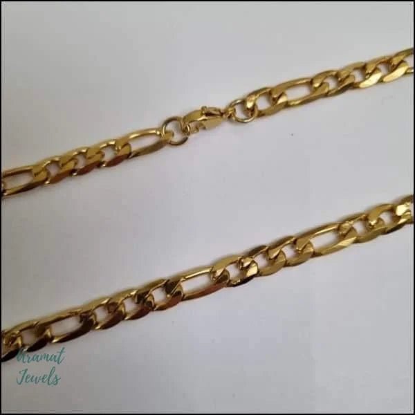 Een gouden ketting met een schakel