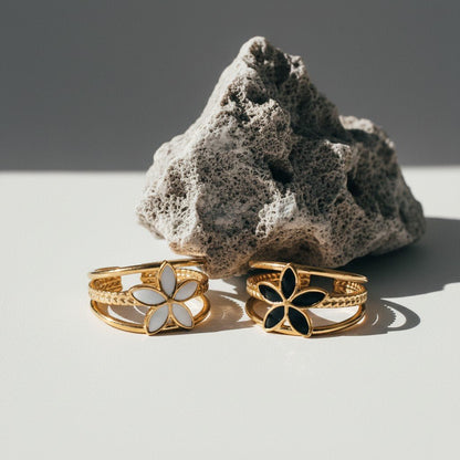 Goudkleurige Verstelbare Ring met Emaille Bloem - Triple Design (12 mm) - Aramat Jewels - Ringen - cadeautip