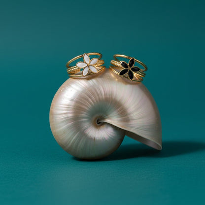 Goudkleurige Verstelbare Ring met Emaille Bloem - Triple Design (12 mm) - Aramat Jewels - Ringen - cadeautip