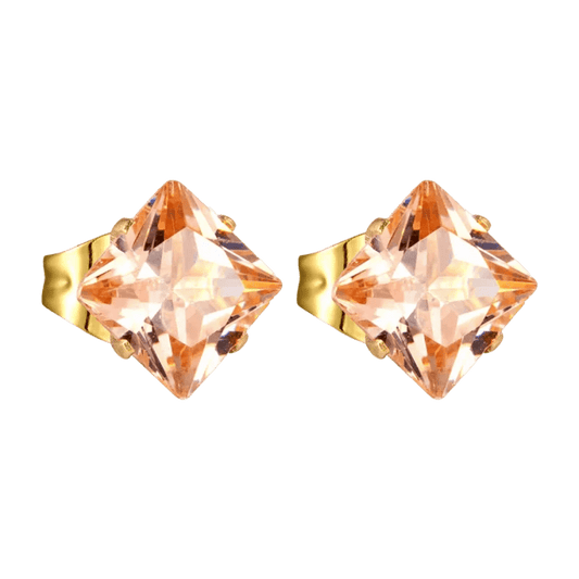 Paar vierkante perzikkleurige edelsteen oorbellen met gouden zetting.