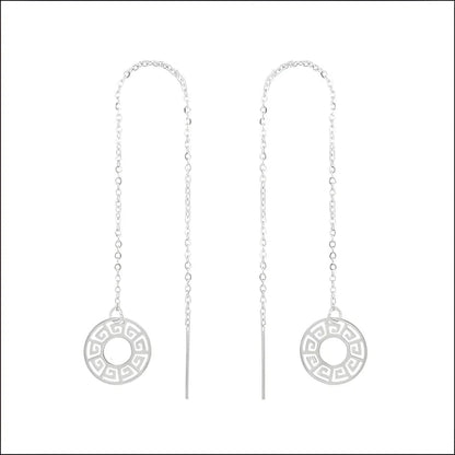 Een paar oorbellen met een ketting en een cirkelvormig ontwerp