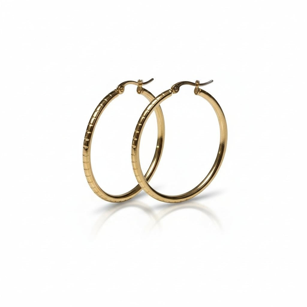 Grote Hoop Oorbellen Goudkleurig RVS met Streepjesmotief (40 mm) - Aramat Jewels - Oorringen - cadeautip