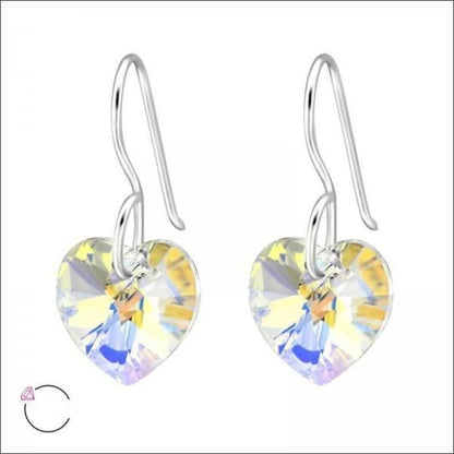 Een paar oorbellen met een hartvormige kristallen steen