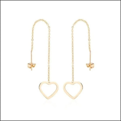 Een paar gouden oorbellen met een hart en een ketting