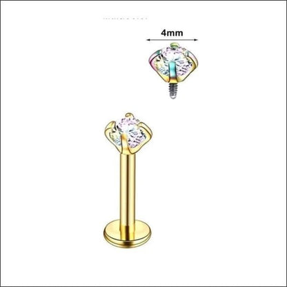 Een paar goudkleurige neuspiercings met een heldere kristallen steen