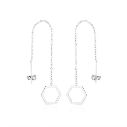 Een paar zilveren oorbellen met een ketting