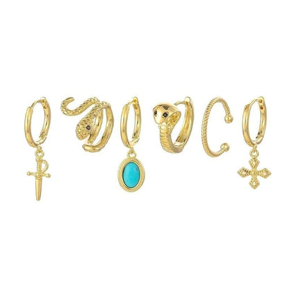 Een set van drie gouden hoepeloorbellen met turquoise steen