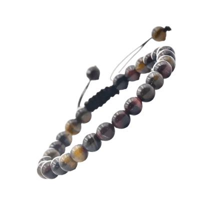 Een close-up van een armband met een vogel erop